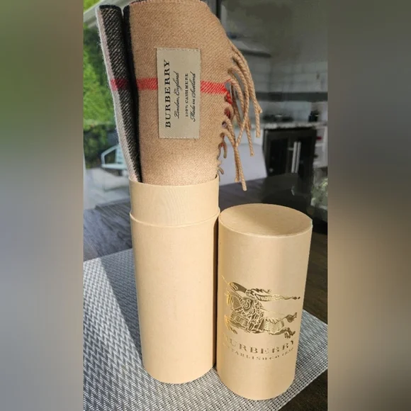 LIKE NEW Burberry Classic Nova Check Cashmere Scarf - Reversible Geo Pattern - Picture 2 of 8